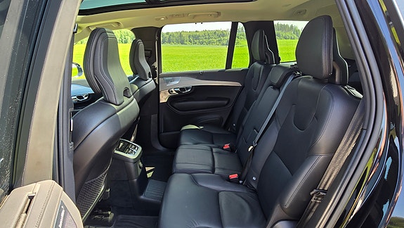 Volvo XC90 10 of 30
