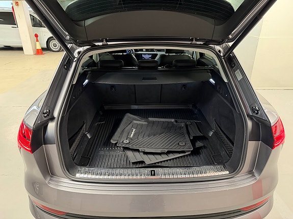 Audi e-tron 14 of 30