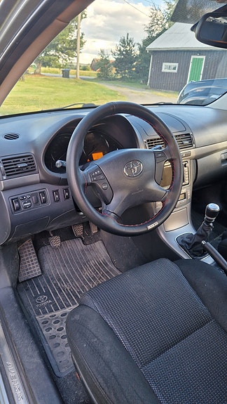 Toyota Avensis 4 of 5