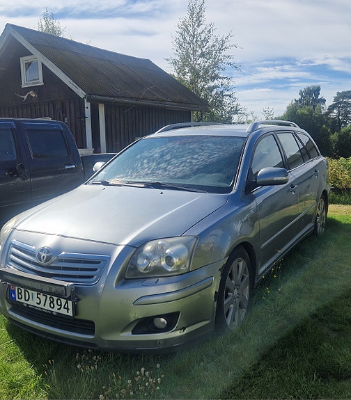 Toyota Avensis 2 of 5