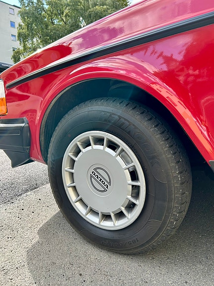 Volvo 240 25 of 30