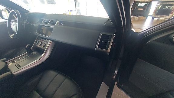 Land Rover Range Rover Sport 27 of 30