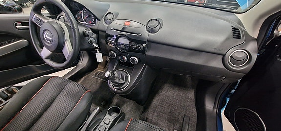 Mazda 2 4 of 5
