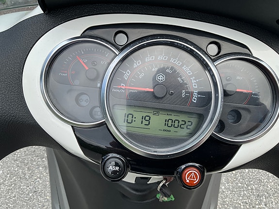 Piaggio Beverly 350 Sport Touring 7 of 11