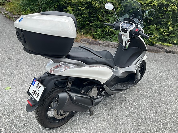 Piaggio Beverly 350 Sport Touring 2 of 11