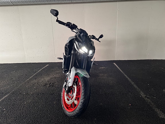 Yamaha MT-09 2 of 14