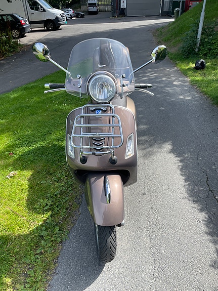 Vespa GTS Touring 3 of 11