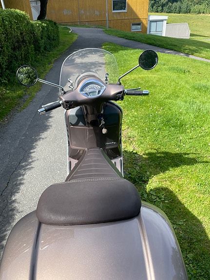 Vespa GTS Touring 7 of 11