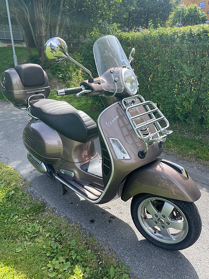 Vespa GTS Touring 2 of 11