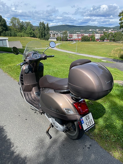 Vespa GTS Touring 4 of 11