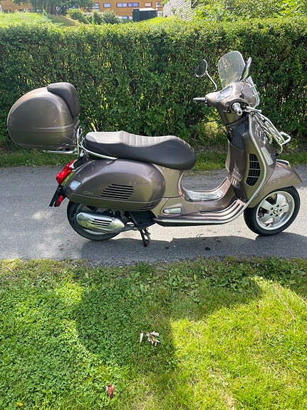 Vespa GTS Touring 6 of 11