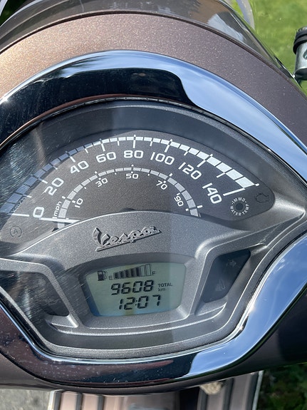 Vespa GTS Touring 8 of 11