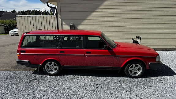 Volvo 240 2 of 5