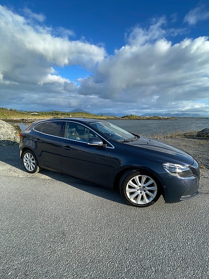 Volvo V40 4 of 27