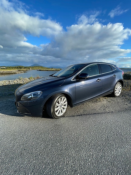 Volvo V40 2 of 27