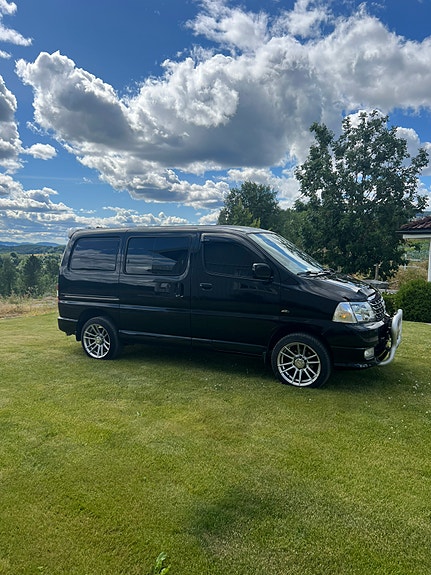 Toyota HiAce 2 of 5