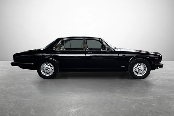 Jaguar XJ 8 of 30