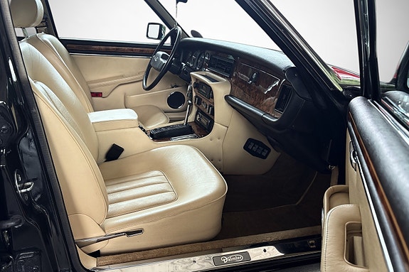 Jaguar XJ 12 of 30