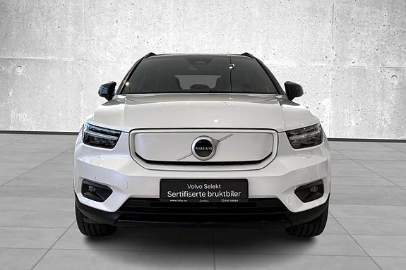 Volvo XC40 2 of 5