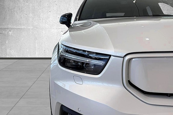 Volvo XC40 4 of 5