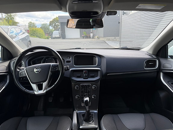 Volvo V40 2 of 24
