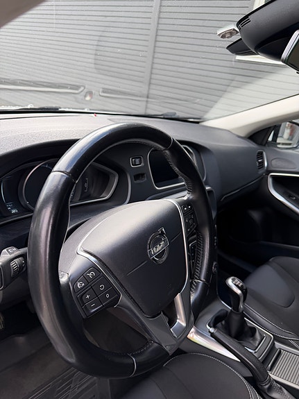 Volvo V40 3 of 24