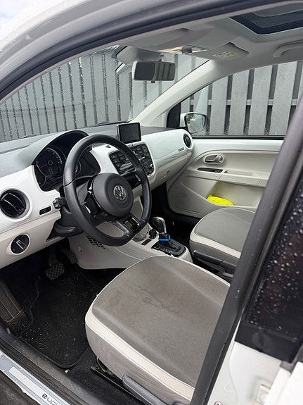 Volkswagen e-Up! 3 of 5