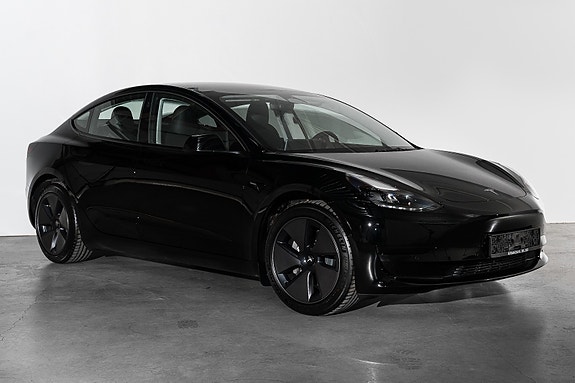 Tesla Model 3 4 of 5
