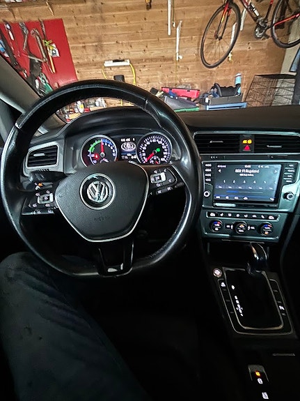 Volkswagen e-Golf VII 13 of 17