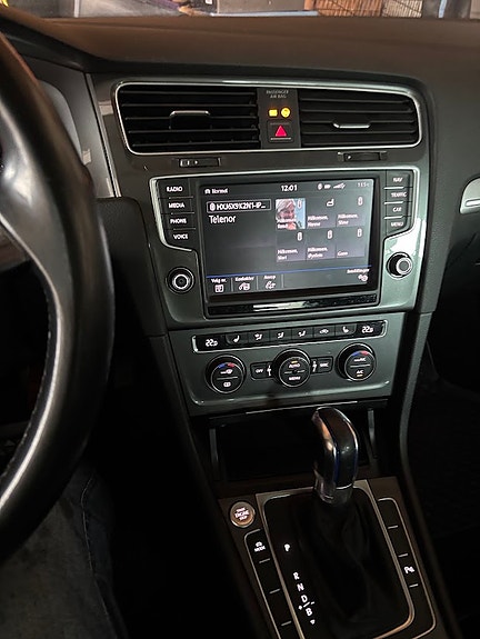 Volkswagen e-Golf VII 14 of 17