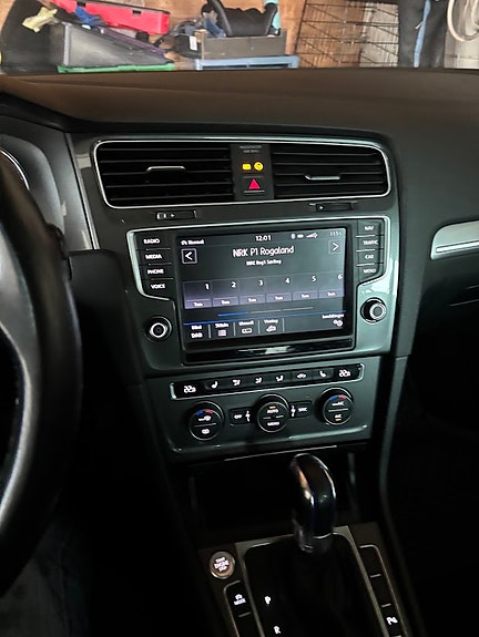 Volkswagen e-Golf VII 12 of 17