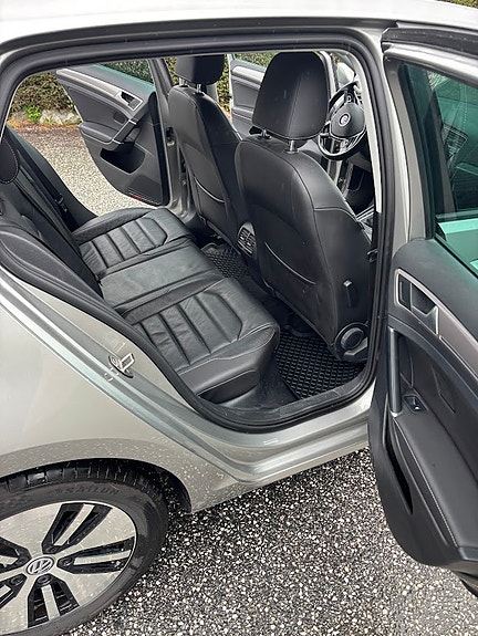 Volkswagen e-Golf VII 10 of 17