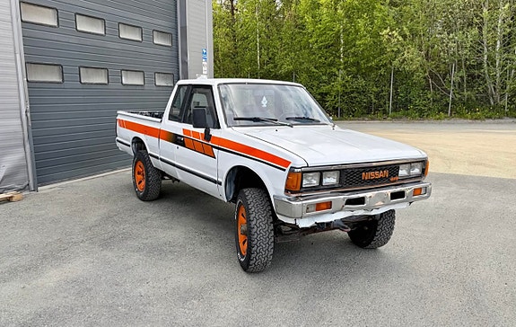 Nissan King Cab 2 of 5