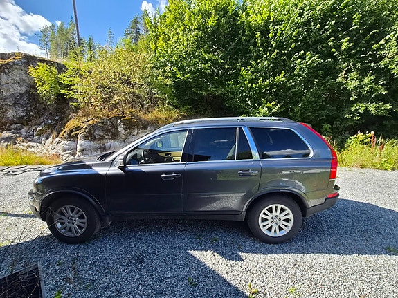 Volvo XC90 2 of 9