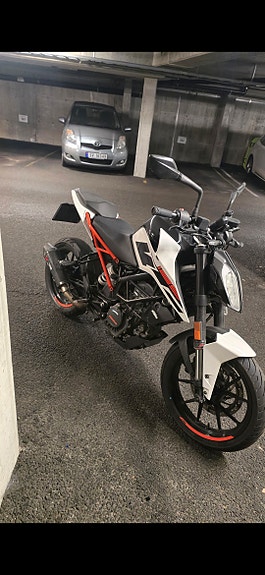 KTM 125 Duke 2 of 5