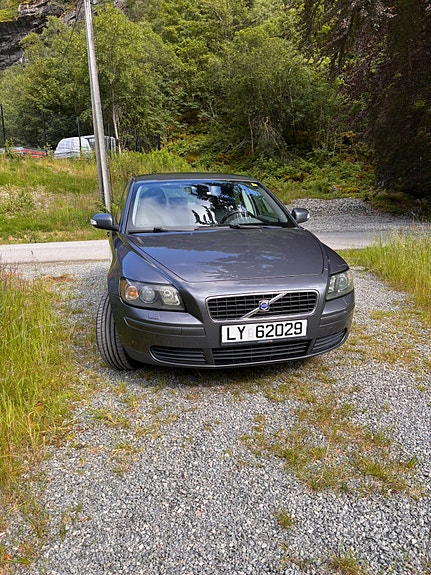 Volvo S40 2 of 8