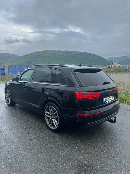 Audi Q7 2 of 11
