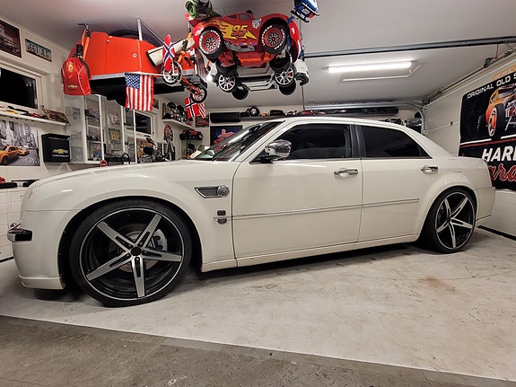 Chrysler 300C 2 of 5