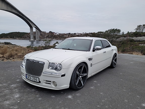 Chrysler 300C 3 of 5