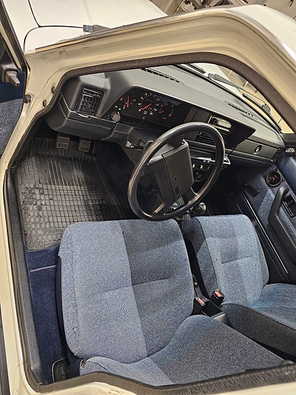 Volvo 240 3 of 30