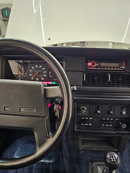 Volvo 240 4 of 30
