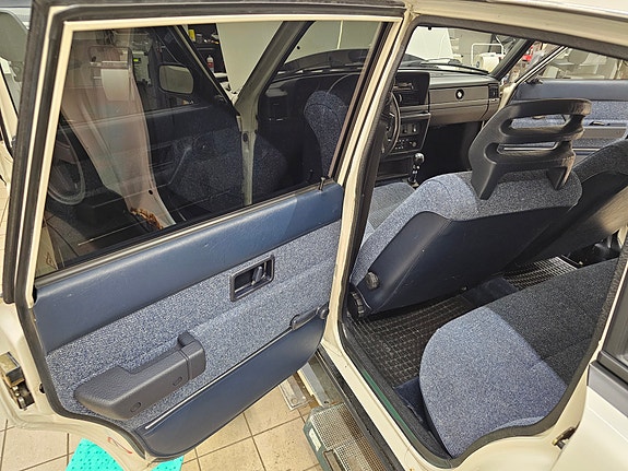 Volvo 240 16 of 30