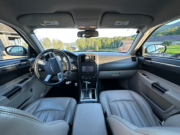 Chrysler 300C 10 of 30