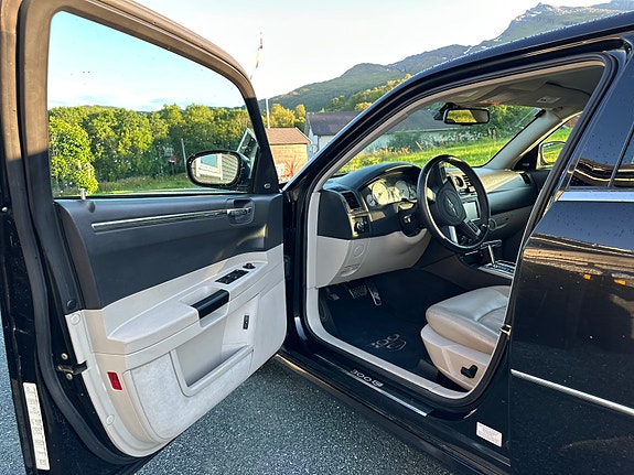 Chrysler 300C 14 of 30