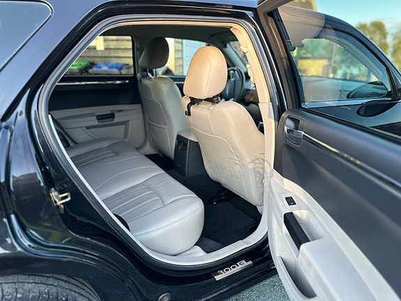 Chrysler 300C 12 of 30