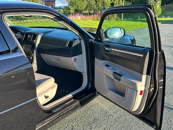 Chrysler 300C 11 of 30