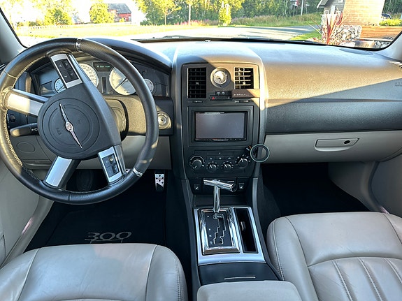 Chrysler 300C 15 of 30