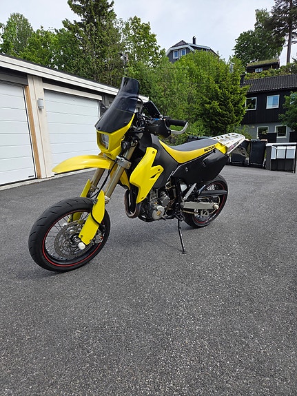 Suzuki DR-Z 400 SM 2 of 4