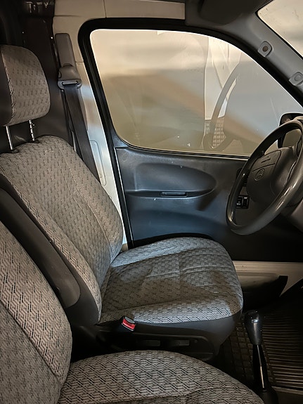 Toyota HiAce 5 of 8