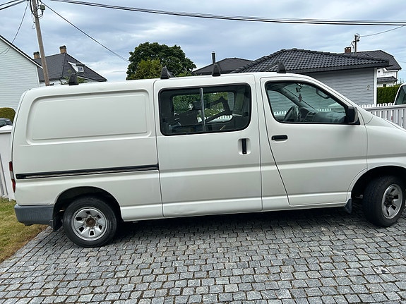 Toyota HiAce 4 of 8